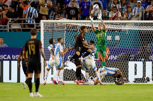 Emiliano Martínez fue titular en la victoria de Argentina sobre Perú por la Copa América 2024. (Foto: Getty Images)
