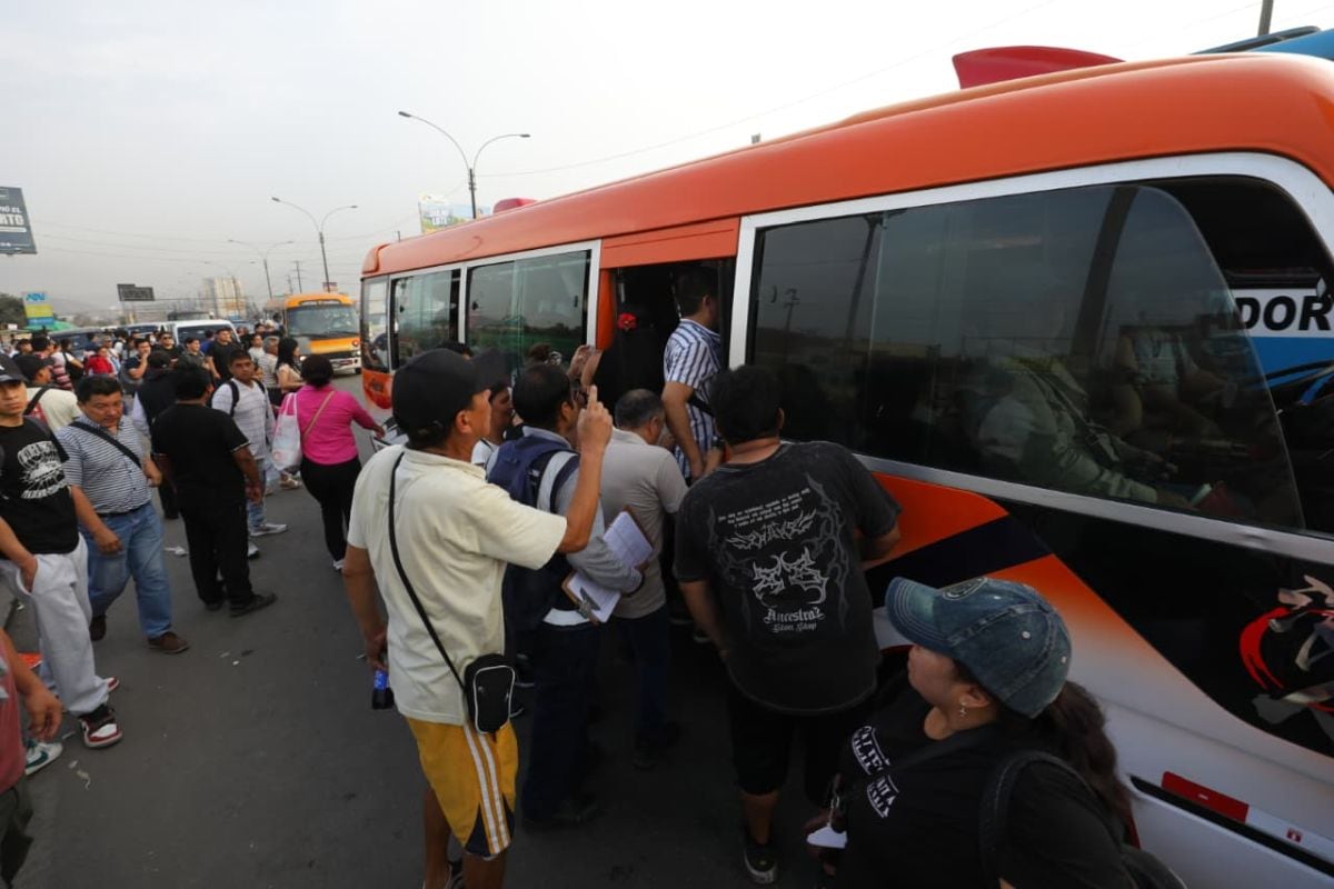 Las personas buscaron distintas formas de llegar a sus destinos durante el paro de transportistas. (Foto: Antonio Melgarejo/ @photo.gec)
