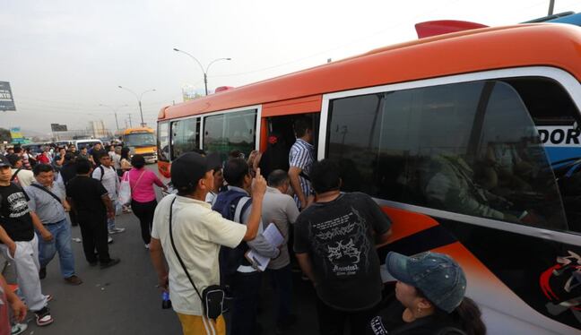 Las personas buscaron distintas formas de llegar a sus destinos durante el paro de transportistas. (Foto: Antonio Melgarejo/ @photo.gec)