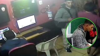 Extranjeros asaltan a mano armada y golpean a niños en cabina de Internet (VIDEO)