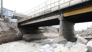 ¡Puente Dueñas a punto de caerse! Aumento del caudal provocó severos daños