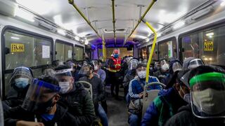 Conductores y cobradores de buses prestan protectores faciales a pasajeros para evitar multas 