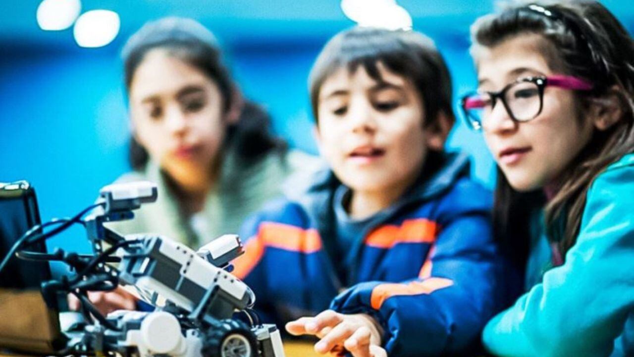 Considerando que muchos chicos son amantes de la tecnología, es momento de ofrecerles justo aquello que los atraiga, los eduque y los rete a la vez.