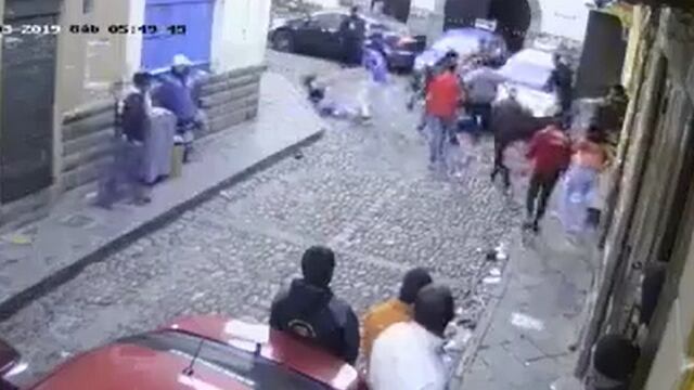 Pareja recibe brutal golpiza por peruanos y extranjeros afuera de una discoteca en Cusco (VIDEO)