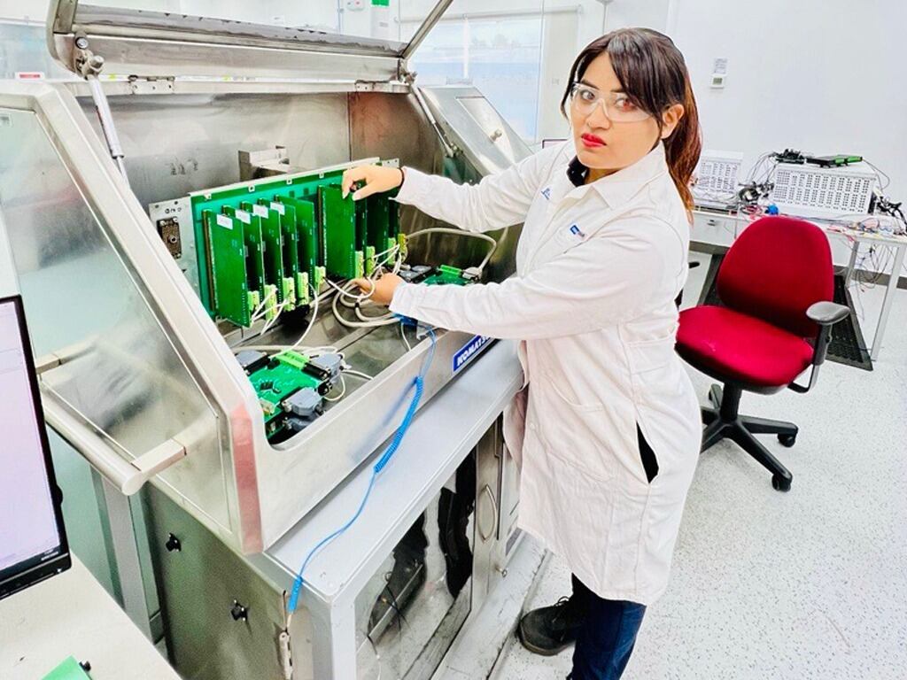 Brenda, de 27 años, pensó estudiar la carrera de Administración, pero gracias al aliento de sus instructores, descubrió su pasión por la Electrotecnia Industrial. Foto: Difusión.