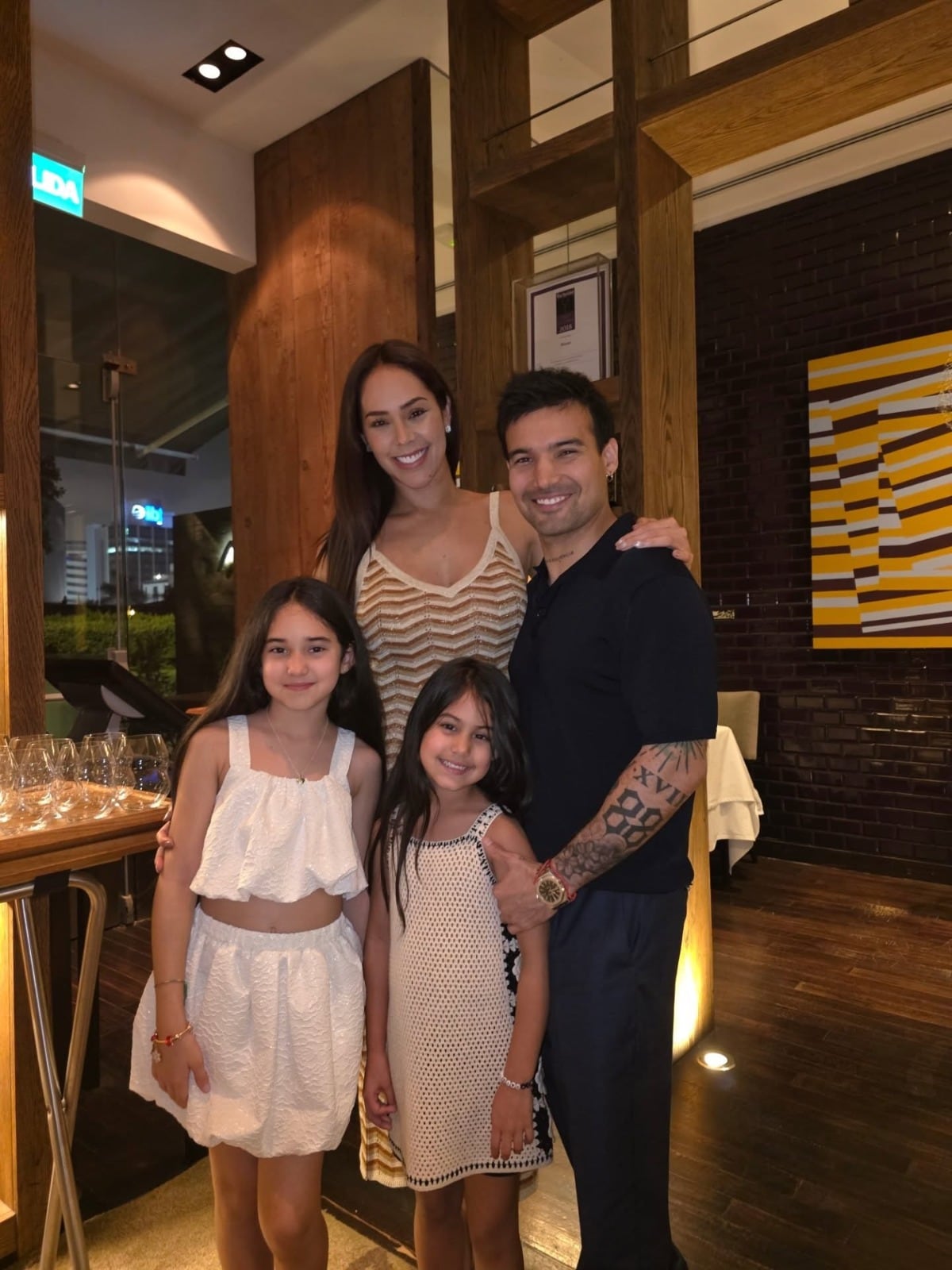 Su familia es lo más importante para el cantante, por eso pasan el mayor tiempo posible juntos, entre España y Perú.