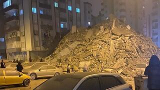 Terremoto de 7,8 grados sacude Turquía: edificios terminan en escombros con gente atrapada | VIDEOS