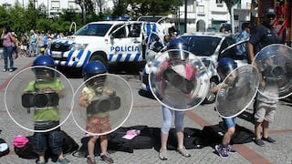 Simulación con niños de una carga policial desata la indignación