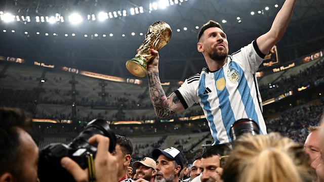 Reparten gratis latas de cerveza con retrato de Lionel Messi para celebrar título en Qatar