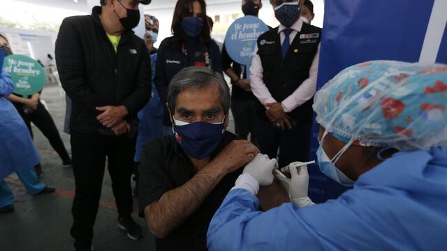 COVID-19: Ministro Ugarte recibió su segunda dosis de la vacuna este domingo