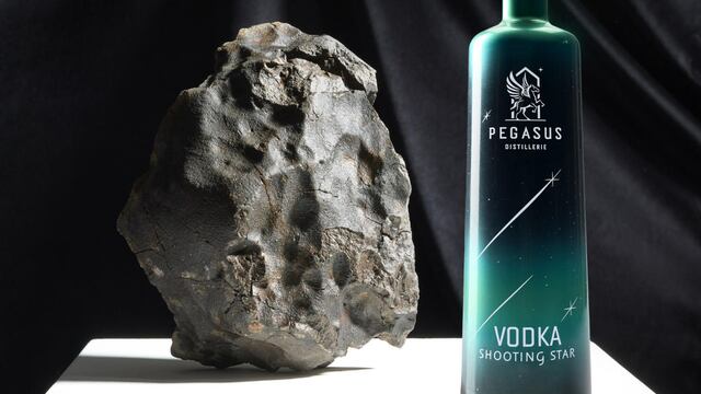 Venden a 200 dólares cada botella de vodka elaborado con fragmentos de meteorito