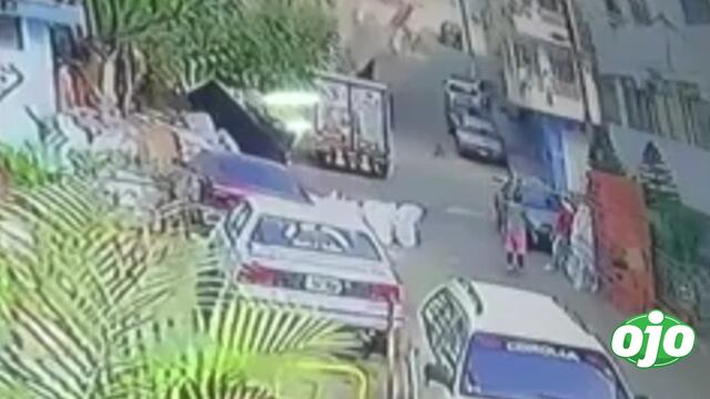 Tres autos aplastados tras derrumbe de  muro de contención en AA.HH. en Independencia I VIDEO