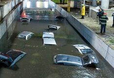 Inundaciones por intensas lluvias se tragan los carros en las calles