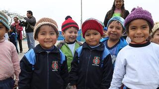 Abrigadores gorritos contra el frío reciben niños de Ticlio Chico