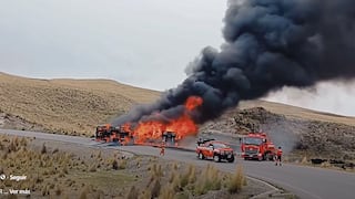 Cisterna cargada de combustible se vuelca y arde en carretera