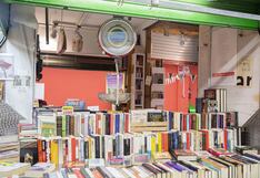 Librería vende libros por peso y usa balanza de carnicería para determinar precios