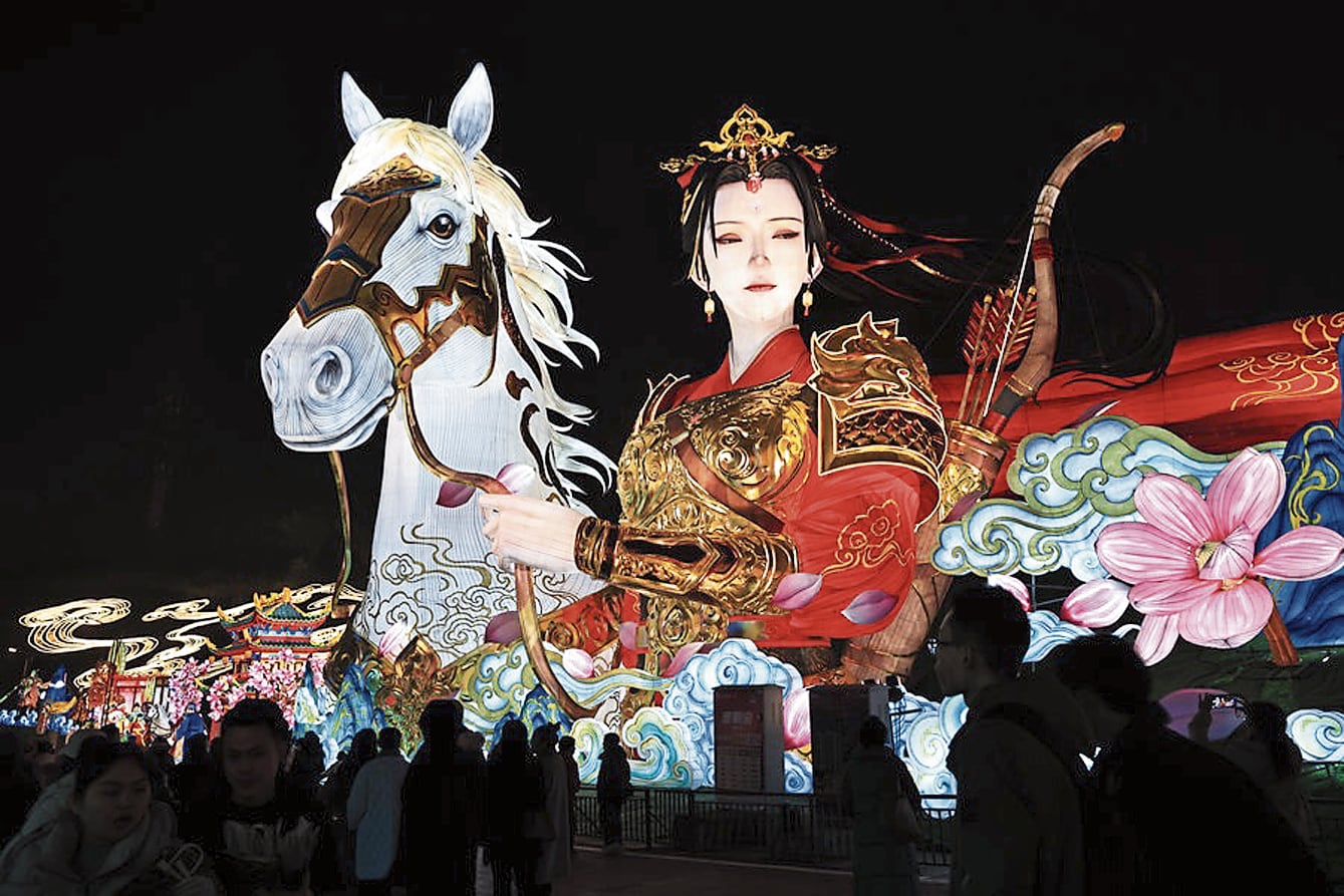 La legendaria guerrera china Hua Mulan a caballo, toda iluminada en show de luces, es impresionante.