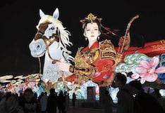 Guerrera china Mulan aparece sobre caballo en impresionante show de luces