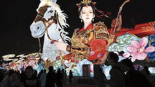 Guerrera china Mulan aparece sobre caballo en impresionante show de luces