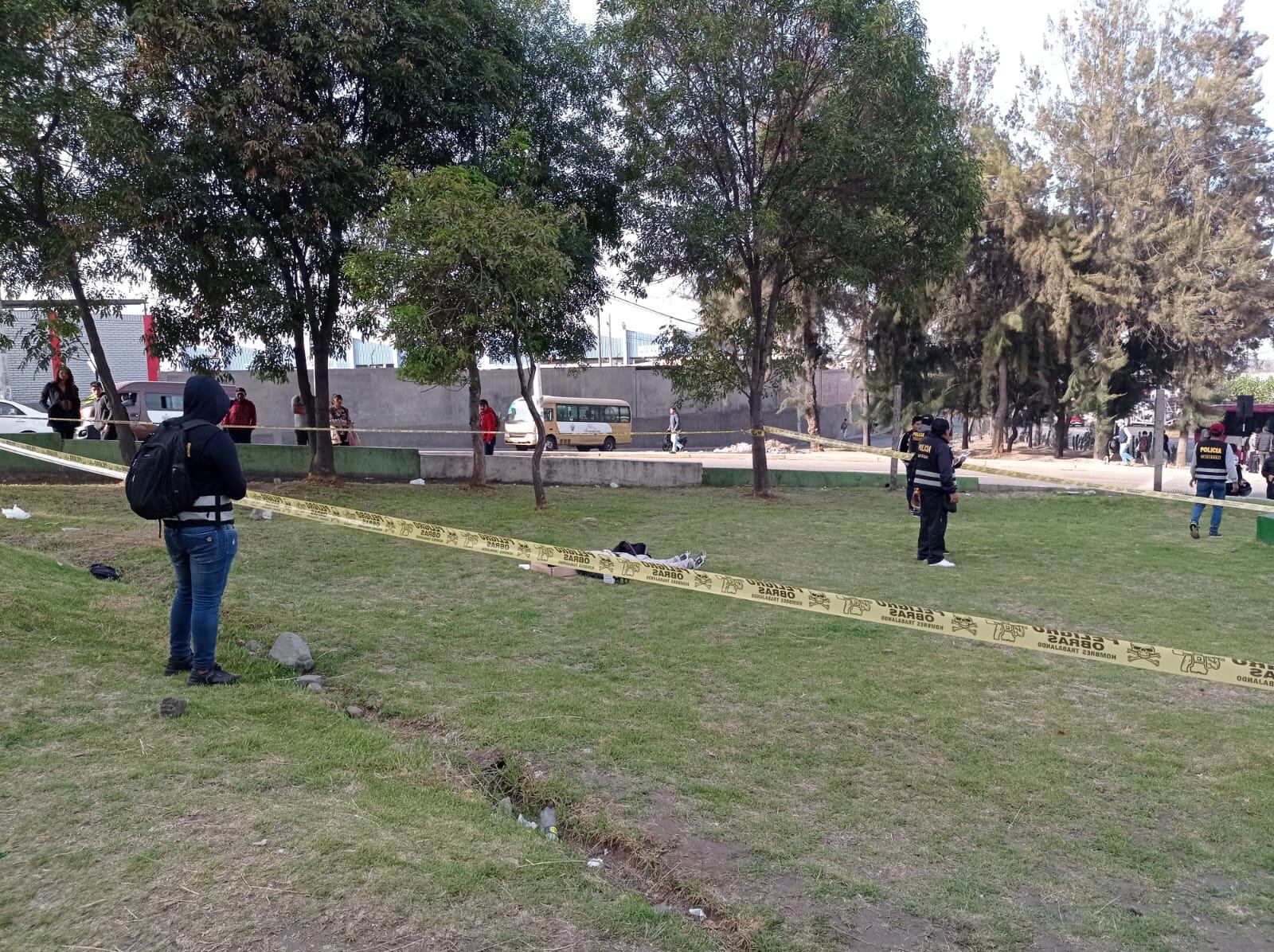 Efectivos de la PNP realizan diligencias en el parque del puente San Isidro. Foto: GEC