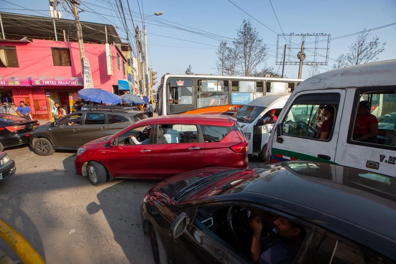 Buses y autos se cruzaban entre sí, agravando el estancamiento de esta congestión, que duró más de una hora. | (Foto: Fernando Sangama / @photo.gec)