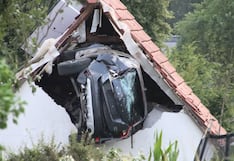 Carro vuela tras atropellar a niño y acaba empotrado en el techo de una casa