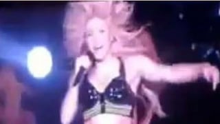 Video: Descarga eléctrica pone los pelos de punta a Shakira 