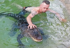 Caimán de dos metros vive en casa donde lo engríen como a un bebé