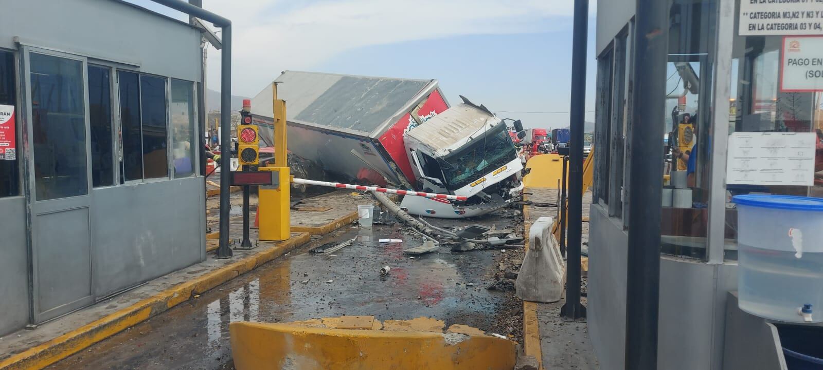 Camión frigorífico terminó impactando contra varios vehículos en el peaje Chicama.