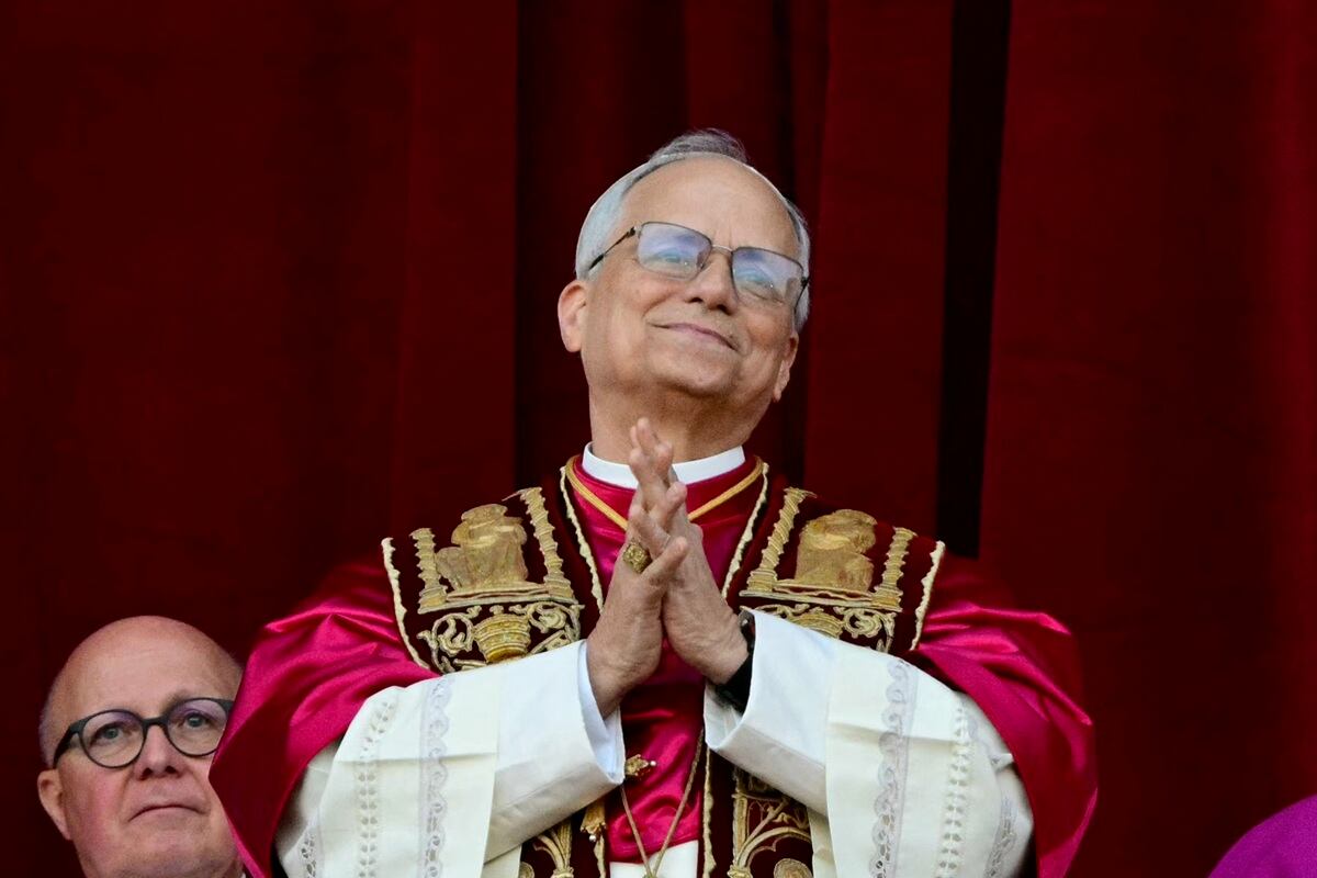 El recién elegido papa León XIV, Robert Prevost, se dirige a la multitud desde el balcón principal de la logia central de la Basílica de San Pedro por primera vez, en el Vaticano, el 8 de mayo de 2025. (Foto de Tiziana FABI / AFP)