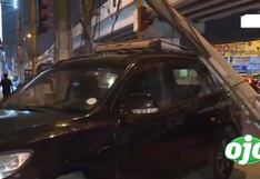 Familia se salva de morir tras la caída de un poste sobre su camioneta en SJL