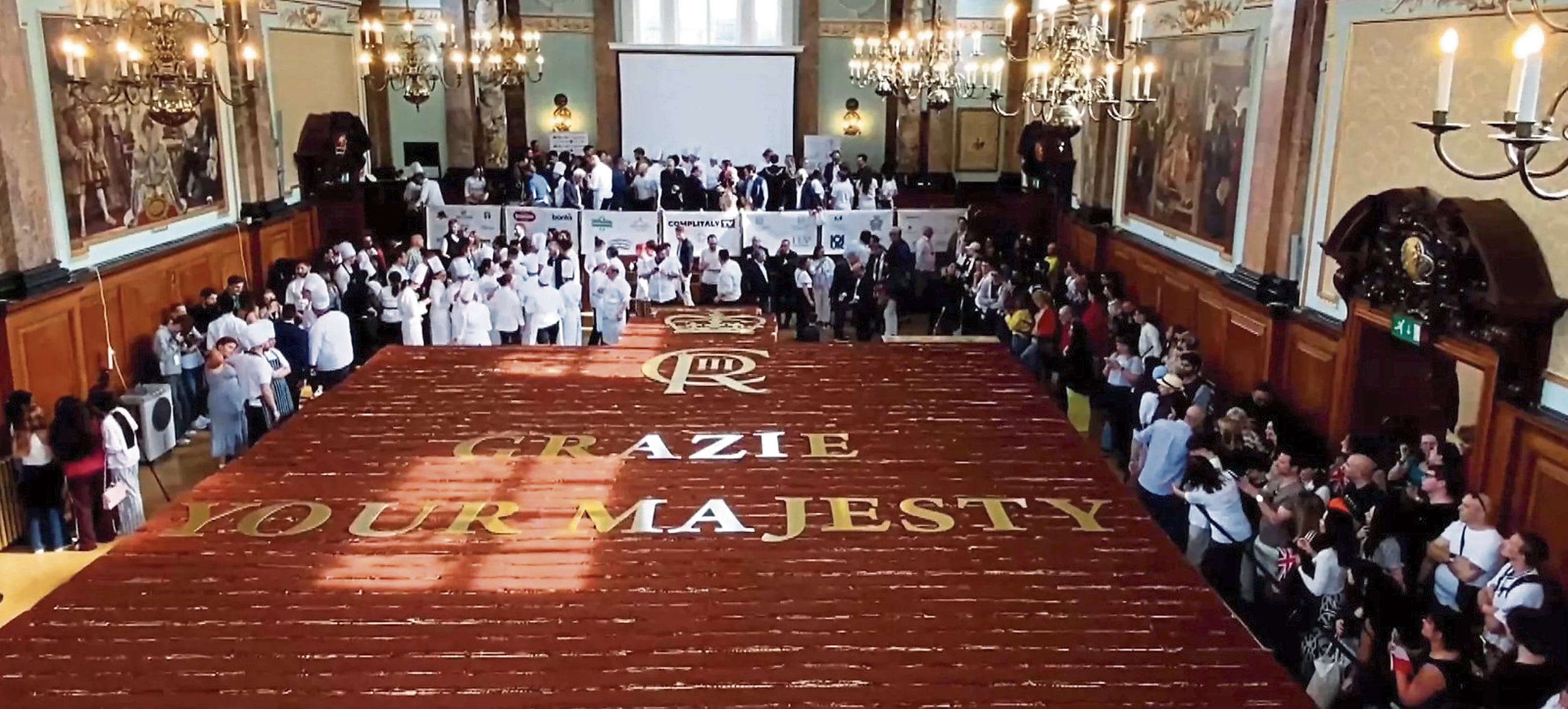 Un tiramisú de 440,58 metros de largo lleva una inscripción con referencia a los reyes del Reino Unido.