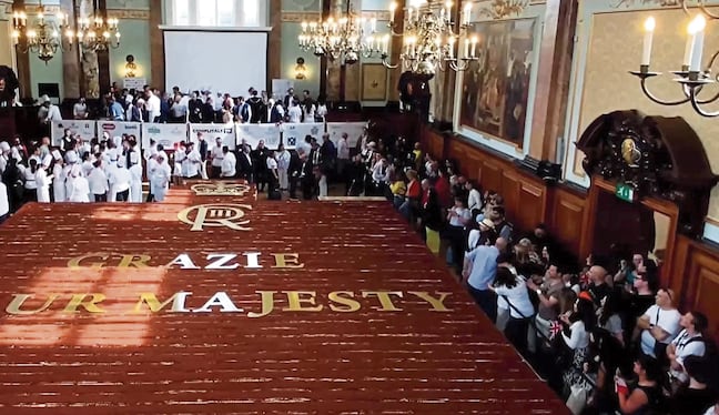 Un tiramisú de 440,58 metros de largo lleva una inscripción con referencia a los reyes del Reino Unido.