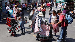 Pese a prohibición, ambulantes siguen invadiendo Mesa Redonda y el Mercado Central (VIDEO)