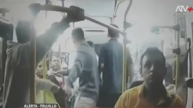 Delincuentes realizan violento asalto dentro de bus de transporte público (VIDEO)