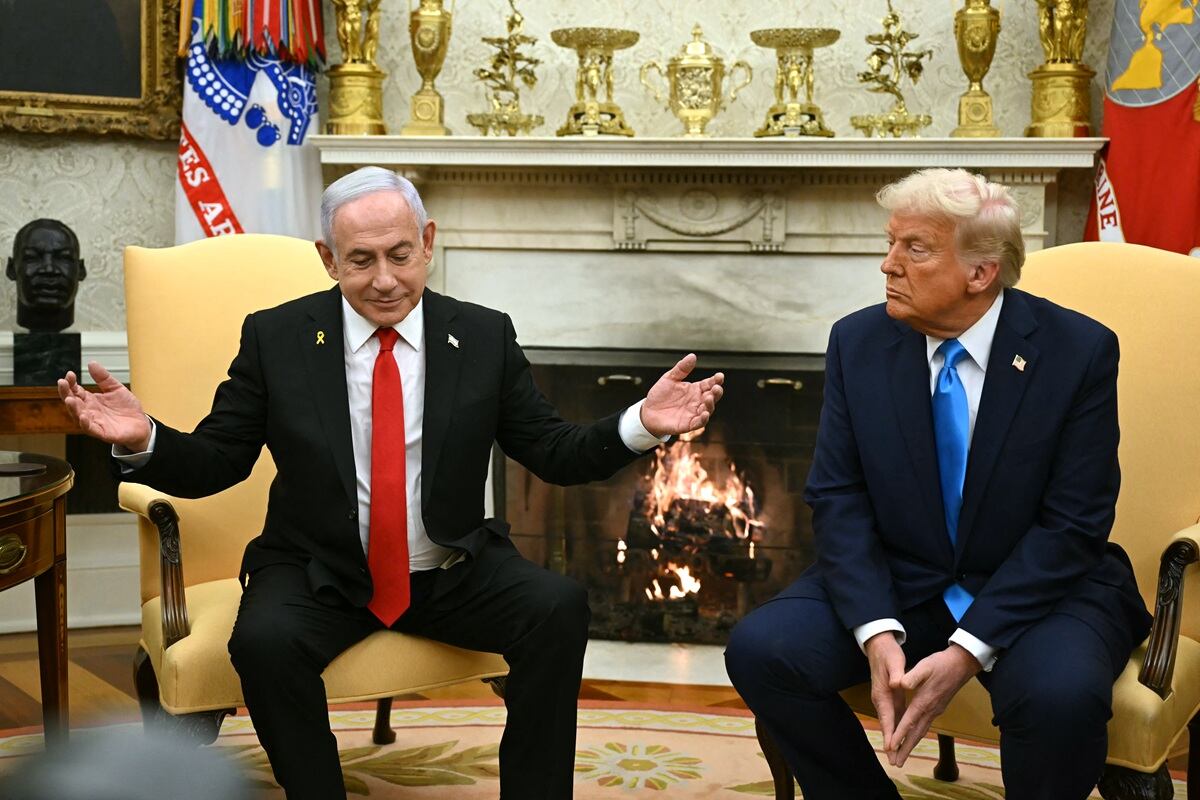 El presidente de Estados Unidos, Donald Trump, se reúne con el primer ministro de Israel, Benjamin Netanyahu, en la Oficina Oval de la Casa Blanca en Washington, DC. (Foto de ANDREW CABALLERO-REYNOLDS / AFP)