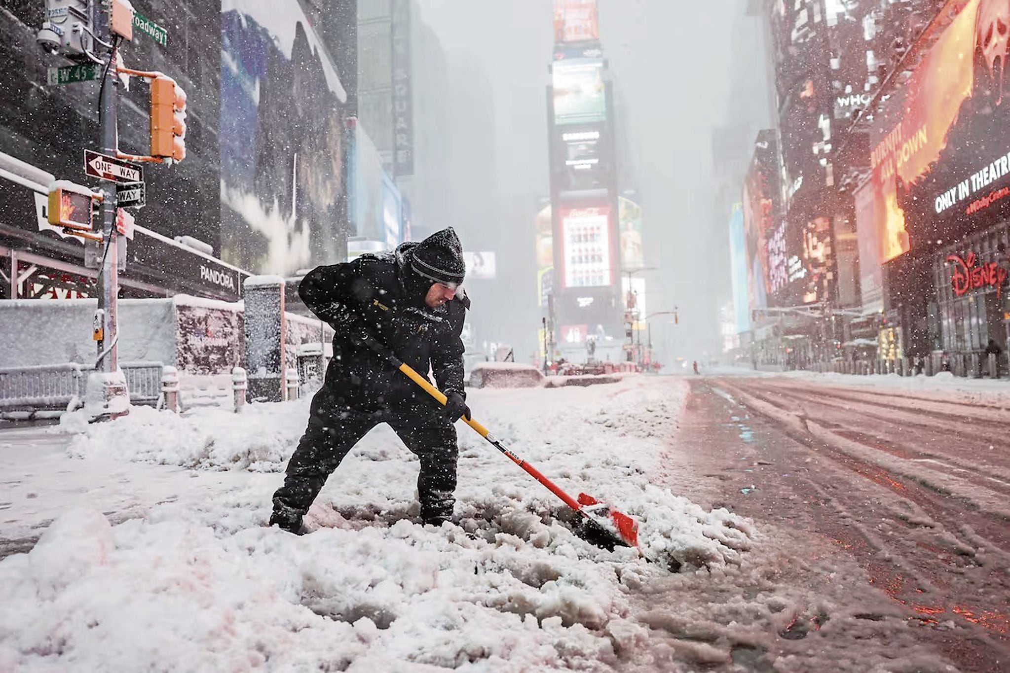 La "bomba ciclónica" ha dejado a calles bajo la nieven Nueva York.