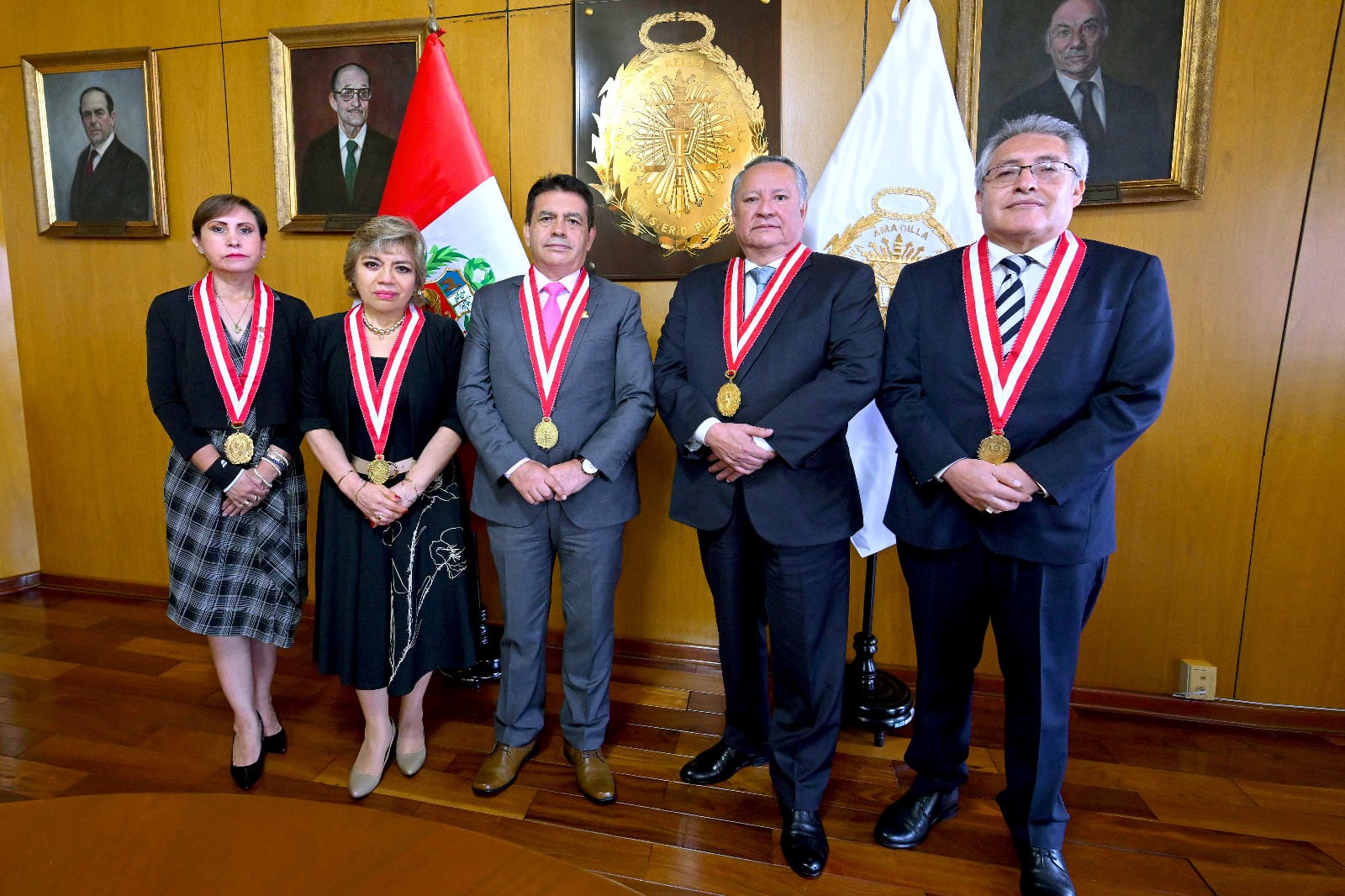 Tomás Gálvez, al medio, junto a miembros de la Junta de Fiscales Supremos que lo eligió por mayoría.