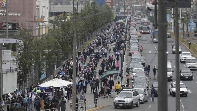 COVID-19: largas colas se presentan en Plaza Lima Norte y varias personas fueron derivadas a otros vacunatorios