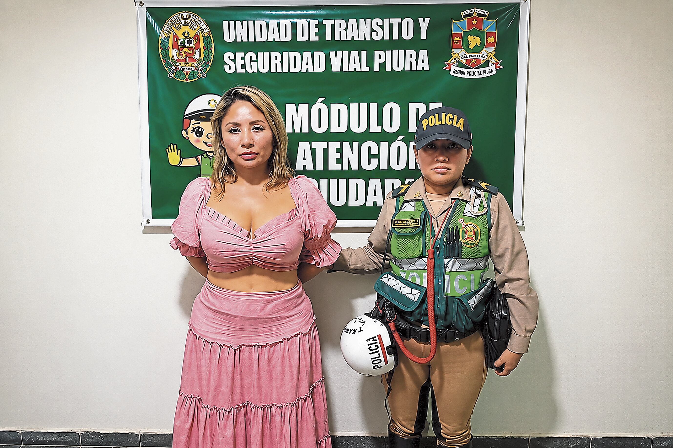 Mujer furiosa por intervención policial a su vehículo desata show callejero y memes virales