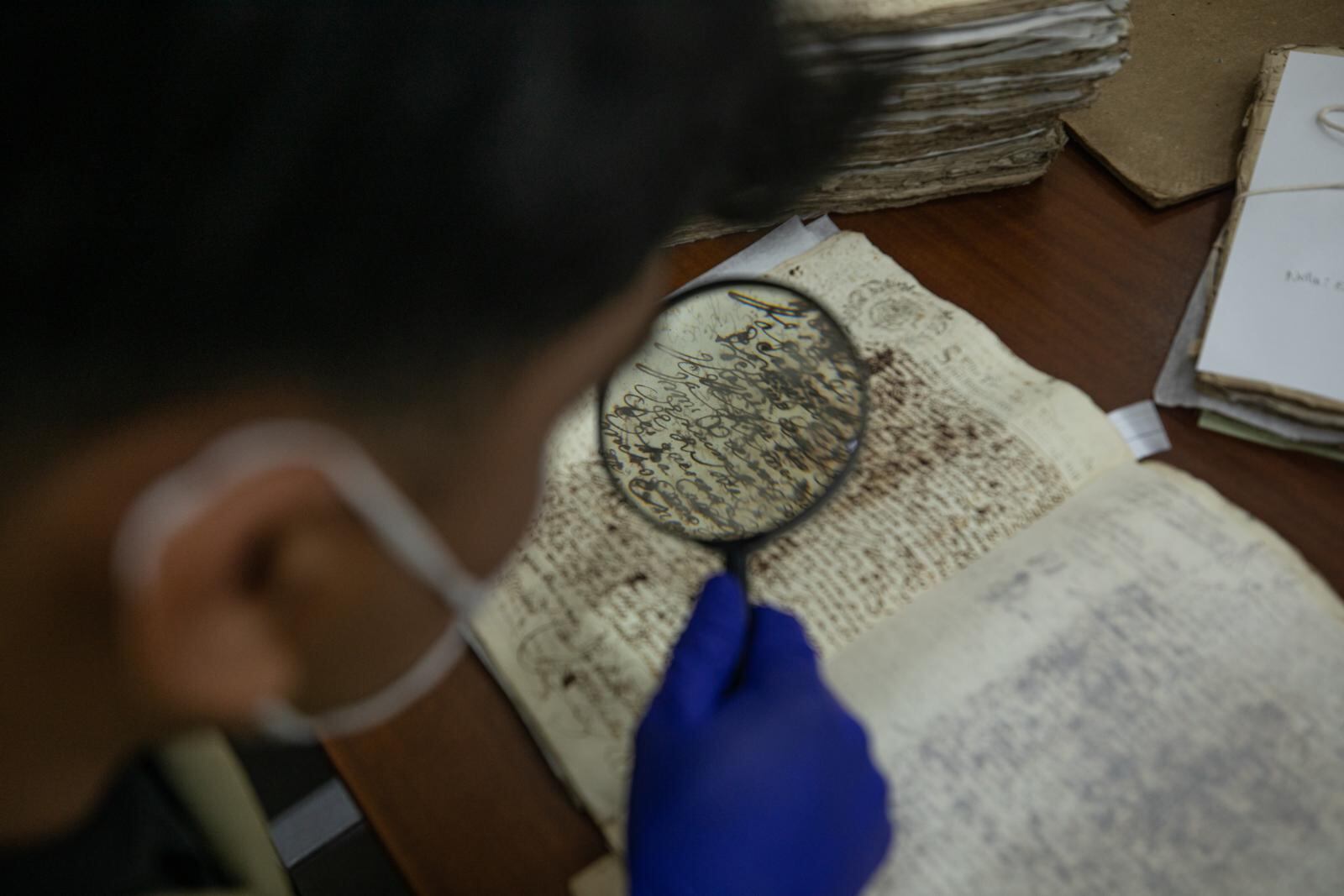 En el AGN se trabaja todo el tiempo en la organización, lectura y catalogación de documentos históricos.