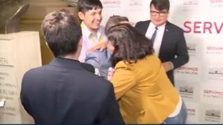 Congresista Isabel Cortez abraza a reporteros tras condecoración: “Te apapacho” | VIDEO