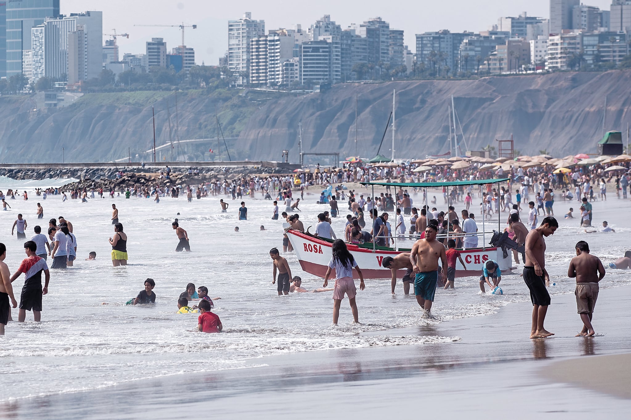 Cientos de personas acuden a la playa Agua Dulce, en el distrito de Chorrillos. Las playas de la Costa Verde se llenan los fines de semana para disfrutar del calor en invierno. Foto: Fernando Sangama / @photo.gec