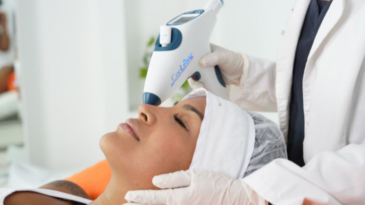 Con este tratamiento las líneas se expresión se hidratan y se notan menos marcadas.