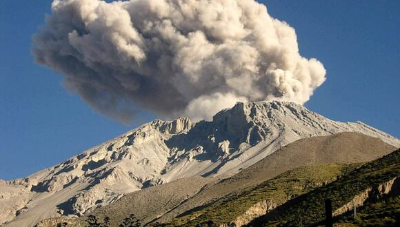 Gobierno extiende estado de emergencia por peligro de erupción de Volcán Ubinas.