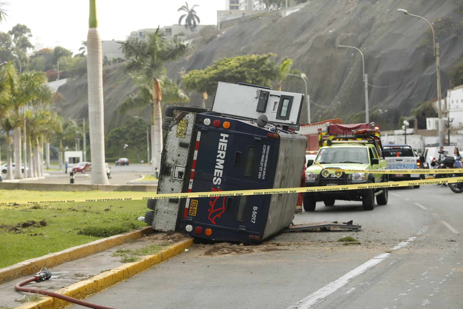 Camioneta blindada quedó a un costado de la vía-
