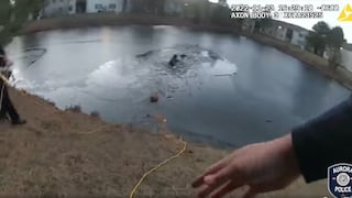 EE.UU.: Rescatan a un niño y una anciana tras caer a un lago congelado en Illinois (VIDEO)