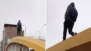 Joven arriesga su vida caminando por arcos de puente en la Vía Expresa | VIDEO 
