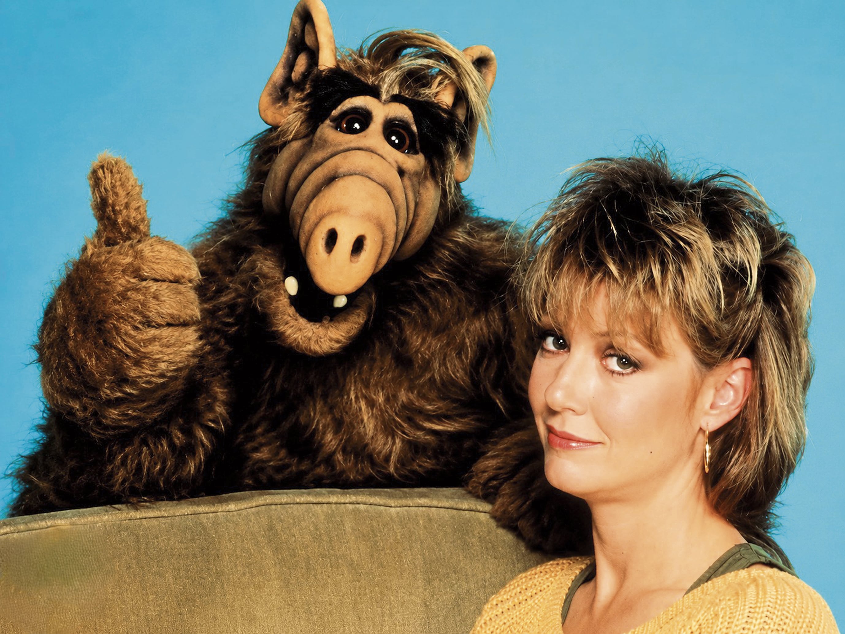 Alf junto a la actriz estadounidense Anne Schedeen, quien interpretaba a Willie Tanner, la mamá de la familia que en su casa acogía al extraterrestre de Melmac.