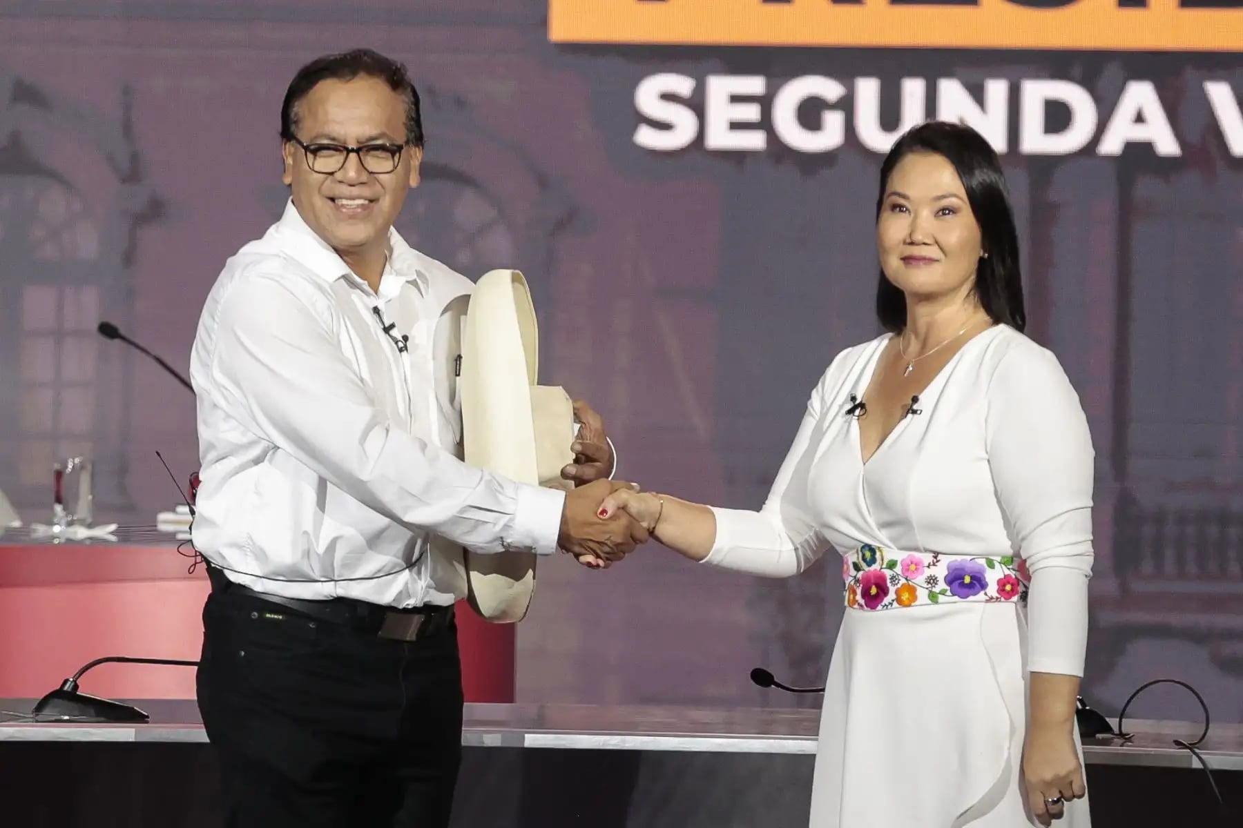 Sánchez y Keiko se dan la mano, luego se dieron duro con ataques. FOTO: Agencia Andina.